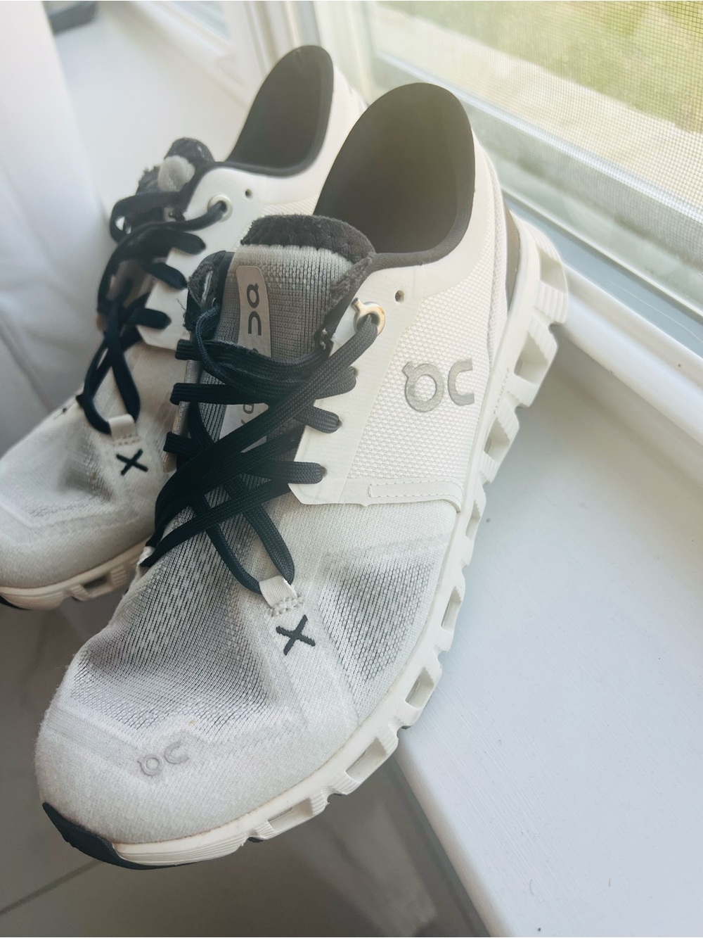 On clouds women’s White and Black Cloud-Style Sneakers